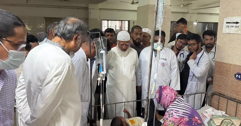 হাম আক্তান্তদের দেখতে হাসপাতালে  জামায়াতে ইসলামীর আমির ডা. শফিকুর রহমান